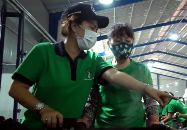 Bà Cẩm Hằng cùng công nhân trong nhà máy. Ảnh: Nhân vật cung cấp